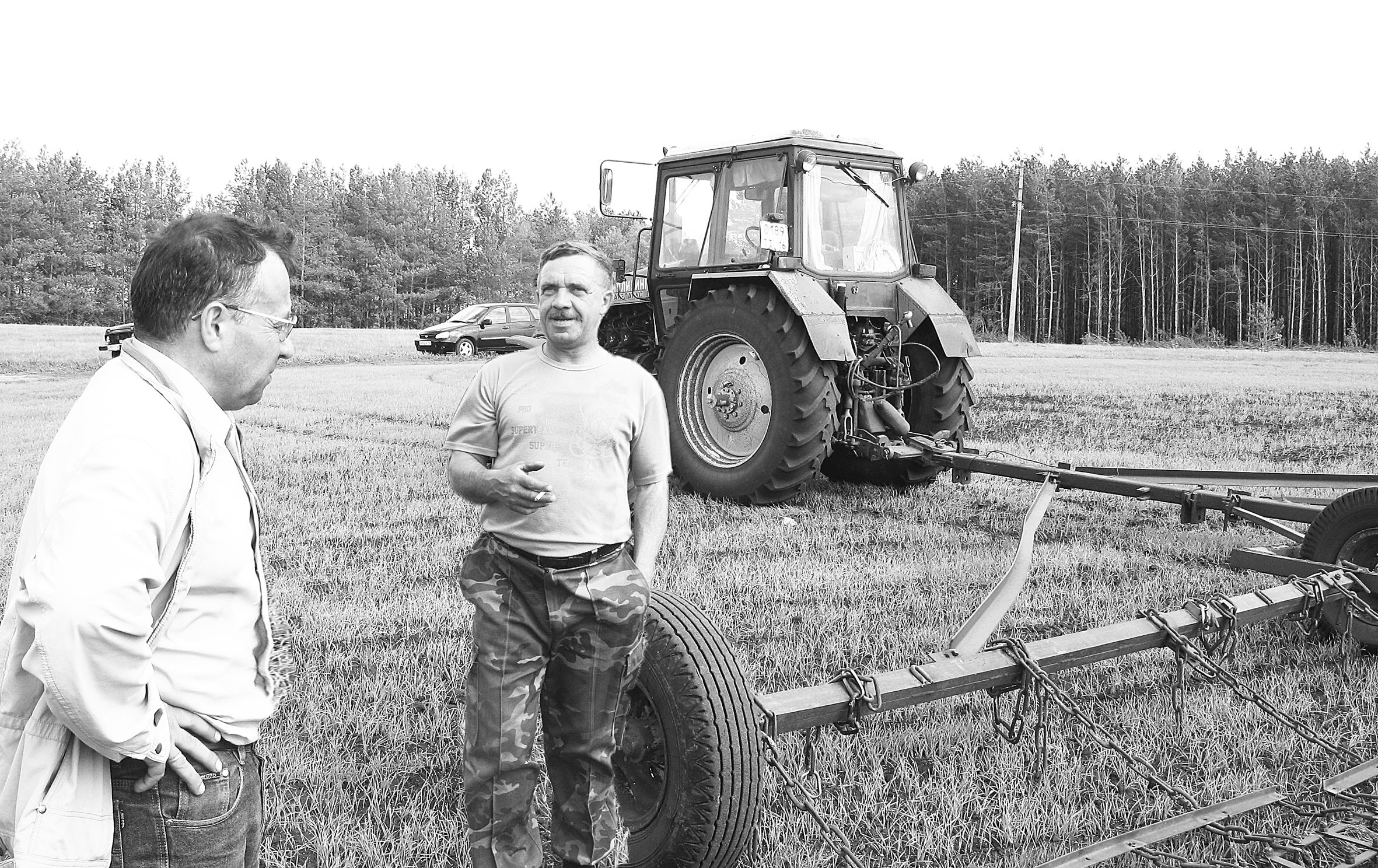 Нов колхоз. Механизаторы в колхозе. Тракторист в колхозе. Колхоз красный механизатор. Сельский тракторист.